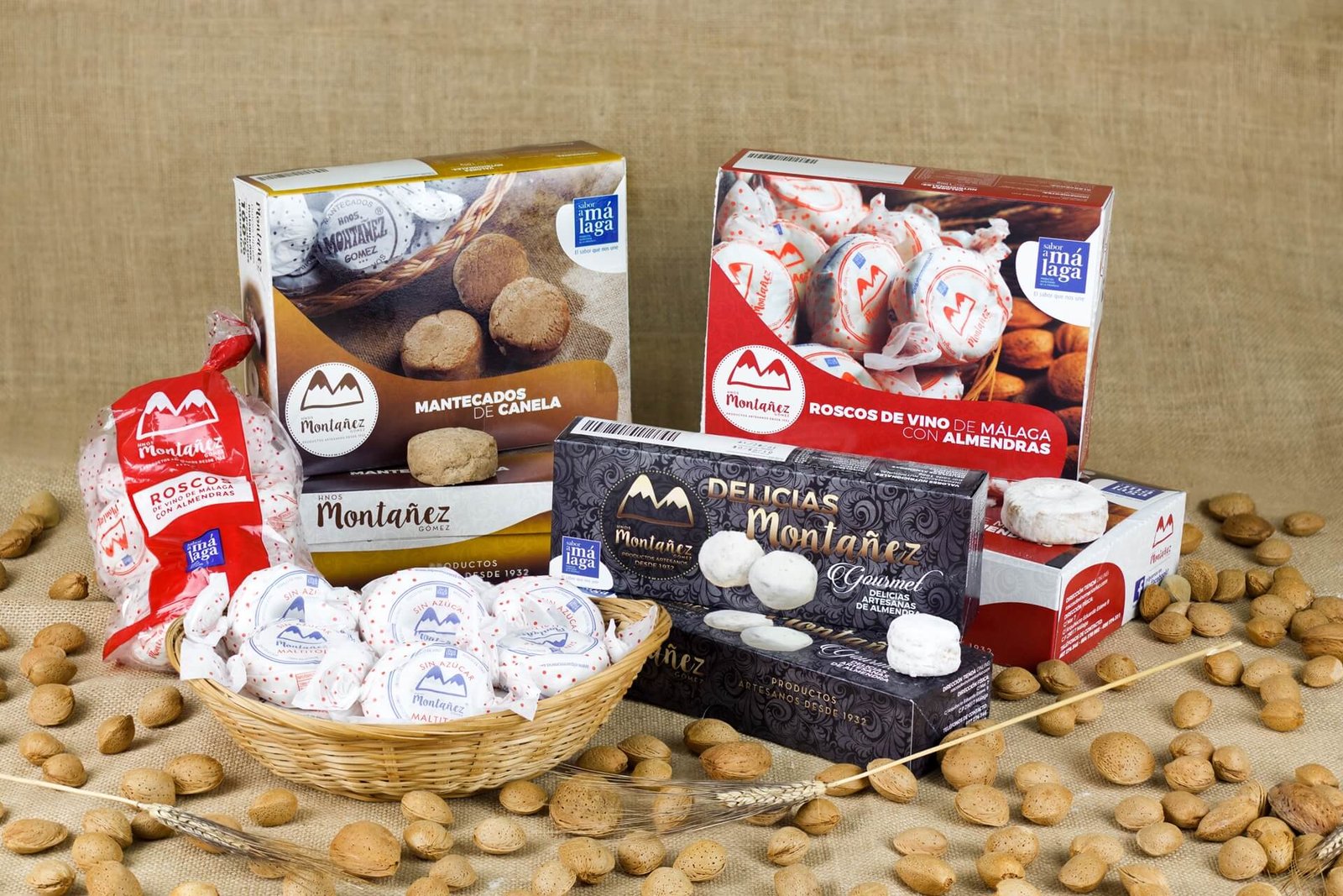 Roscos de vino, mantecados y delicias Hermanos Montañez sobre almendras